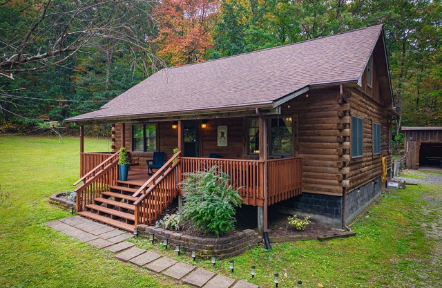 Log Cabin w/Hot Tub, Game Room-10 min to NRG