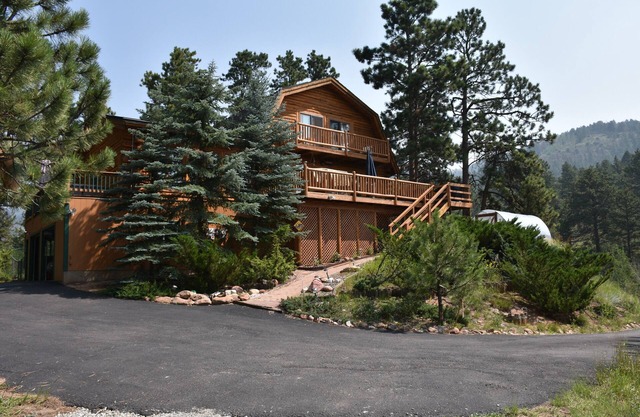 Log cabin with Pikes Peak views