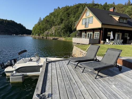 Log cabin with pool, sauna and boat by Torreby Castle