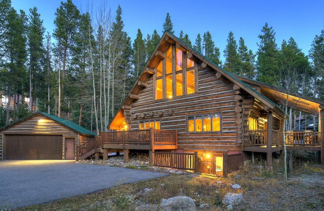 Log Home Retreat, outdoor living w/grill, pool table, 2mi to Ski & Main St.