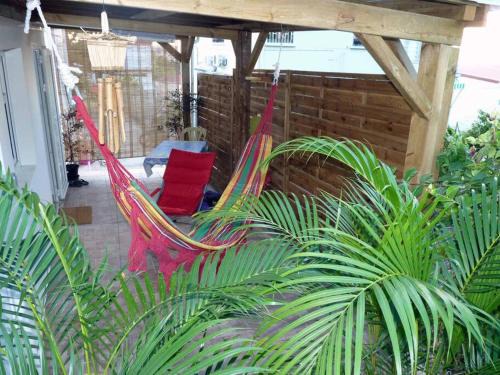 Logement dans un lieu calme et verdoyant à proximité de tout avec Jacuzzi!