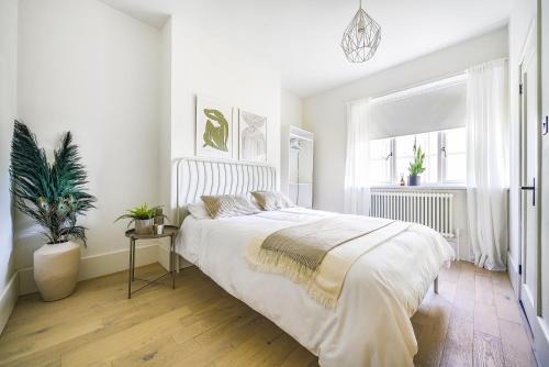 London Calling 3 bed 3 baths 5 mins from train into City
