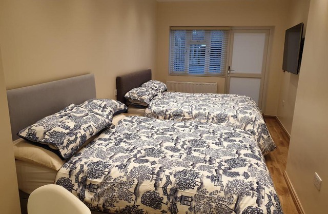 London Luxury Apartments 3 Bedroom Sleeps 8 with 3 Bathrooms 4 mins walk to tube free parking