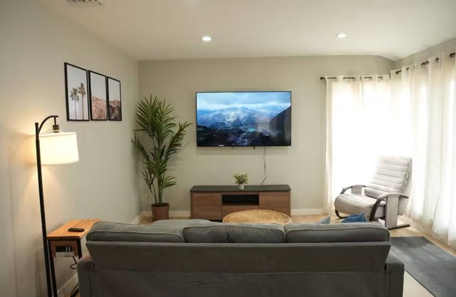 Long Beach Getaway – Relax & Unwind with Hot Tub Jacuzzi