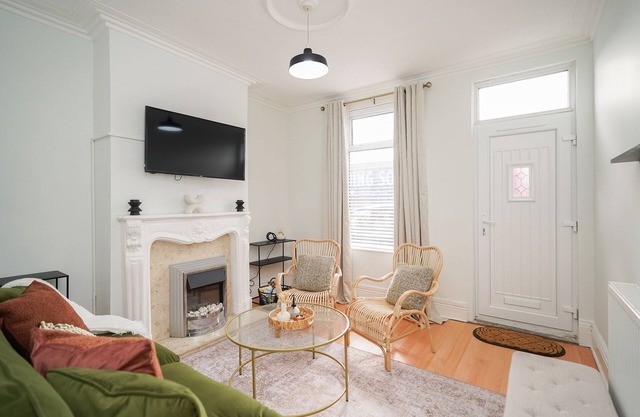 LONG STAY CONTRACTORS/RELOCATION: city centre, free parking, kitchen, WiFi