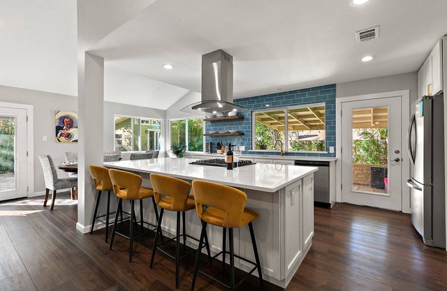 Long Term Urban Oasis w/Pool, Gym, detach Office