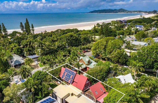 Longhouse - spacious 4 BR Belongil Beach retreat