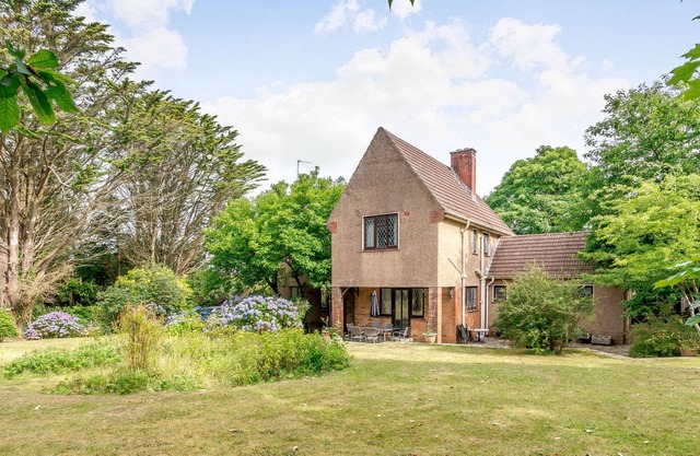 LONGSDON, pet friendly, with open fire in Haverfordwest