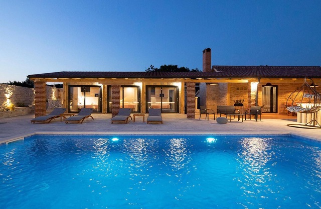Look forward to a wonderful vacation with friends or family in this villa in an elevated and quiet l