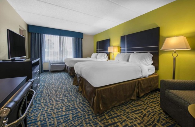 Look No Further! 2 Comfortable Units w/Free Parking, Near City Market!