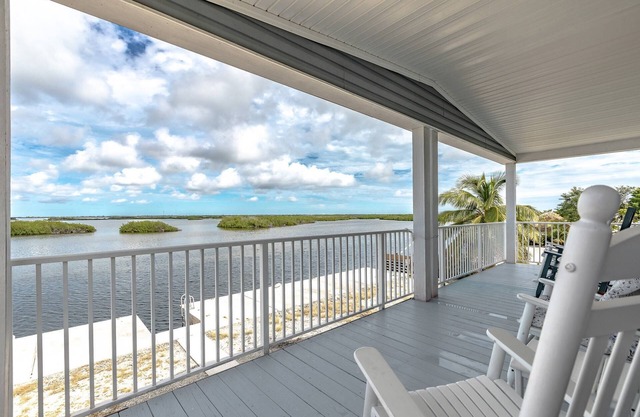 Lookout On Long Beach: Discover Serenity at Your Private Waterfront Sanctuary, Amazing Sunset Views!