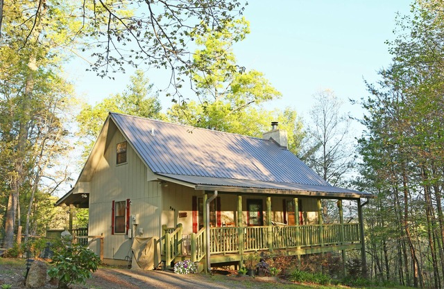 Lorelai's Lair - Hot Tub, Private, Romantic and Pet Friendly