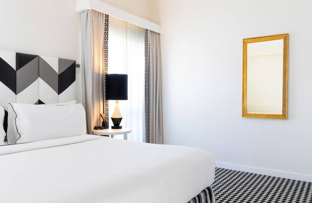 Los Angeles Rooftop Suite, 4 Stylish Units! Heated Pool, Pet-friendly, Balcony!