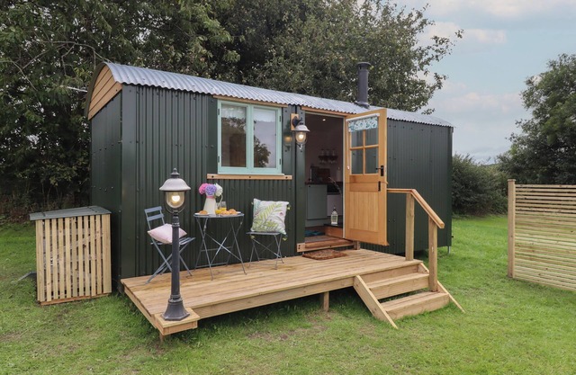 LOTTIE'S HUT, pet friendly, with open fire in Okehampton