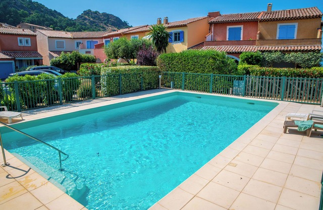 Lou Paradou - Village, pool and parking