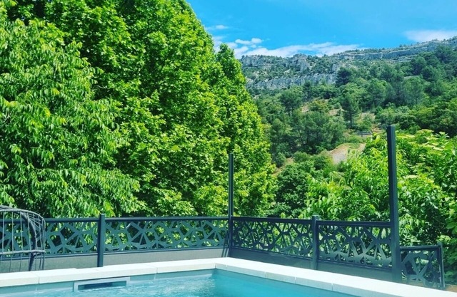 Lou Roucas : Pleasant village house with view