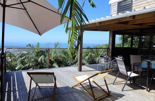 Lounge des hauts 2 overlooking the Indian Ocean and forest