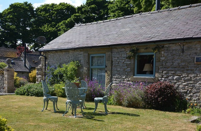 Love Bird - Romantic ground floor accommodation with fabulous on site facilities near Bakewell
