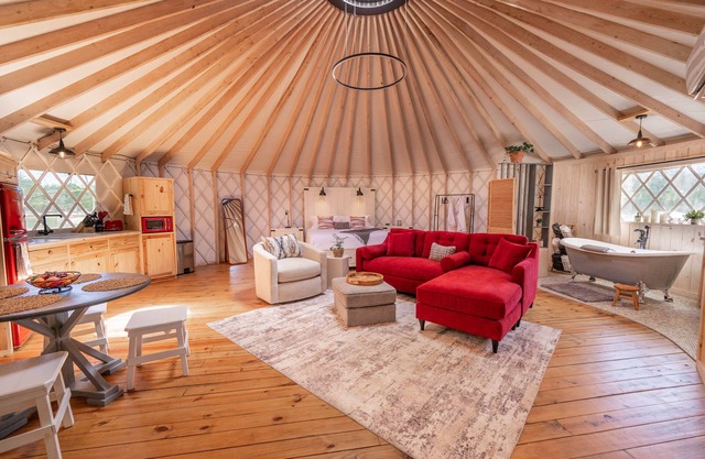 Love Bird Yurt/Cold A/C! Hot Tub/Medina River/Couples Yurt/Close to Town!