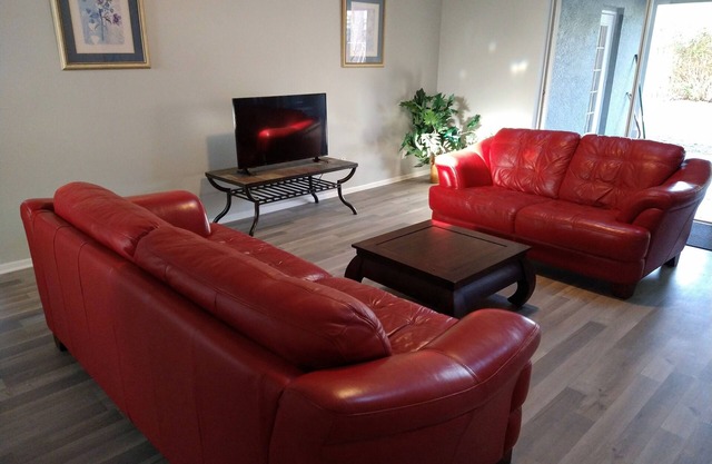LOVE NEST-NEWLY RENOVATED Sleeps 7-CLOSE TO DOWNTOWN, AIRPORT & ATTRACTIONS