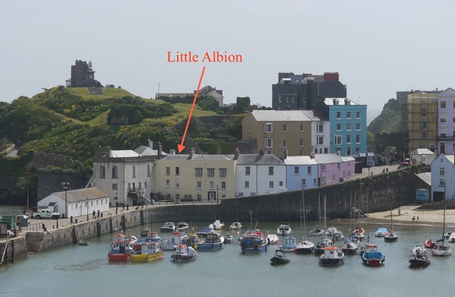 Lovely 1 bed flat with Parking. Stunning uninterrupted harbour views. Central.