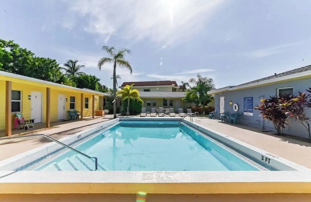 Lovely 1 Bedroom Steps from the Beach
