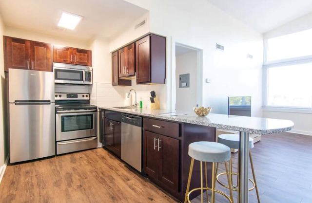 Lovely 1 - bedroom unit/free parking on premises