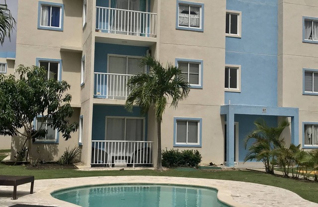 Lovely 2 bedroom apartment, 8 pools & near beach