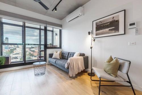 Lovely 2 bedroom apt with views to South Yarra - 03178