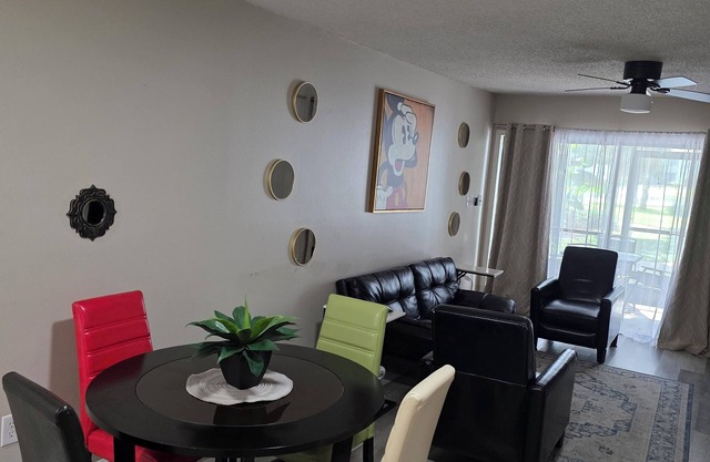 Lovely 2-bedroom condo with pool, fitness room and golfing. Close to Airport