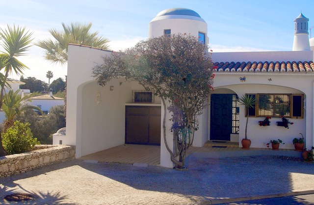 Lovely 2 bedroom end townhouse in Carvoeiro