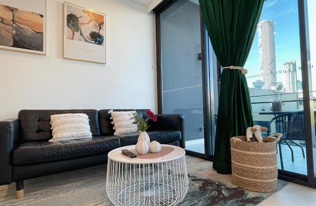 Lovely 2 Beds Apt with City View at South Brisbane