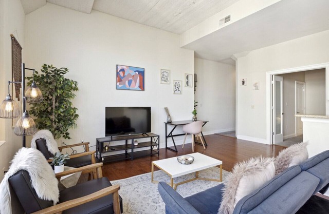 Lovely 2BR + Gym + Free Parking | Newbold Apt