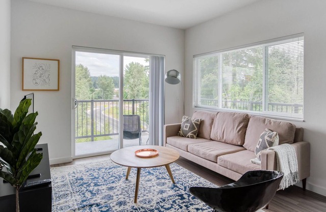 Lovely 2BR in Redmond, Rooftop + Pet-Friendly