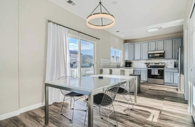 Lovely 3 BDR/3 BA - 20 Min Denver