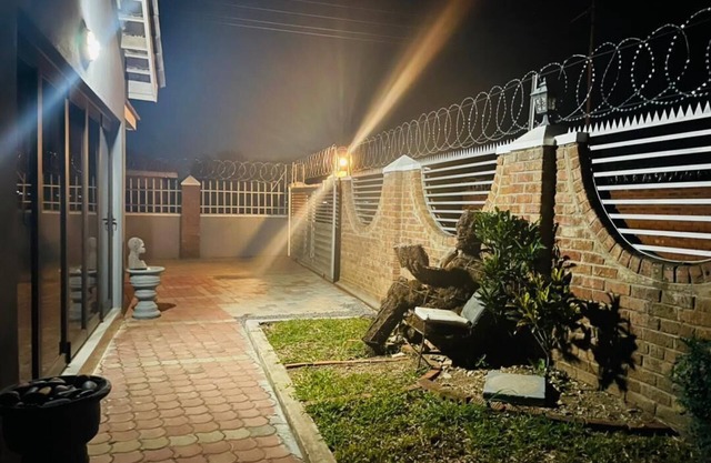 Lovely 3 bed in Selborne Park with pool - 2234