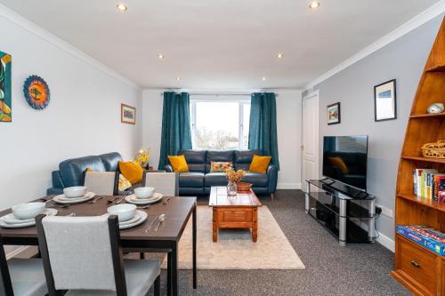 Lovely 3-bedroom flat with free parking