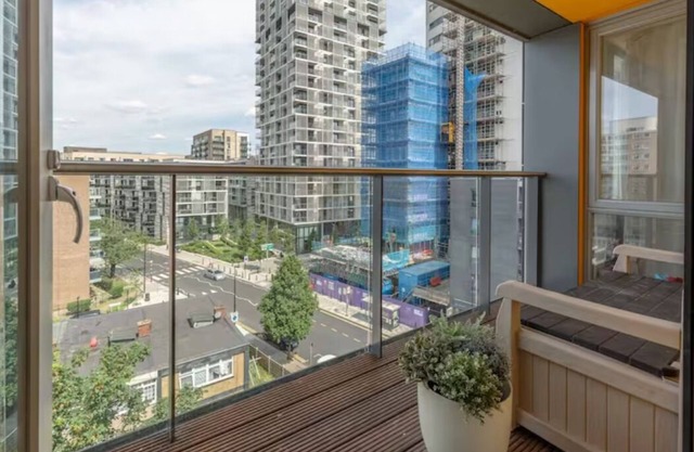 Lovely 3BR Penthouse w/Balconies, Poplar, 2min DLR
