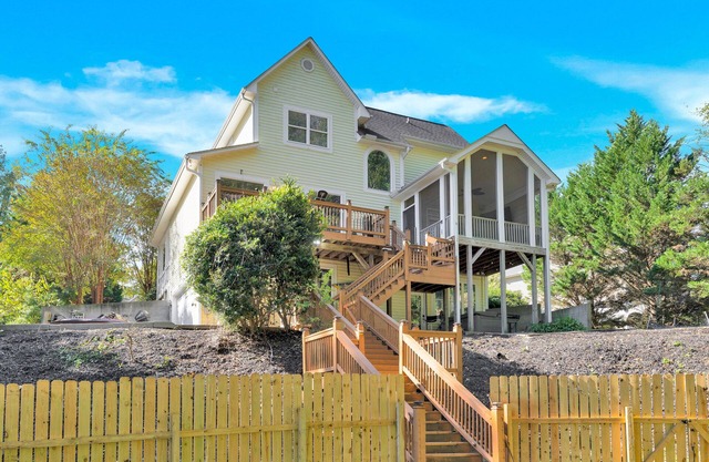 Lovely 4-bedroom house with hot tub, seasonal pool, game room, putting green