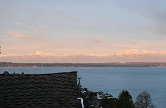 Lovely 4-bedroom view house in North Seattle with fitness room and beach access