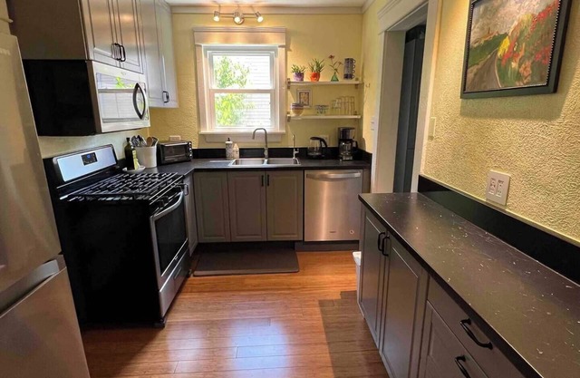 Lovely 4BR Home Near Downtown