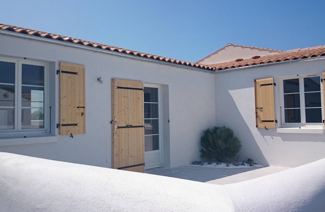 Lovely and very functional for 7 people ideally located on the island