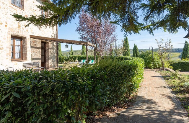 Lovely apartment for 5 people with A/C, WIFI, pool, TV and pets allowed, close to Siena