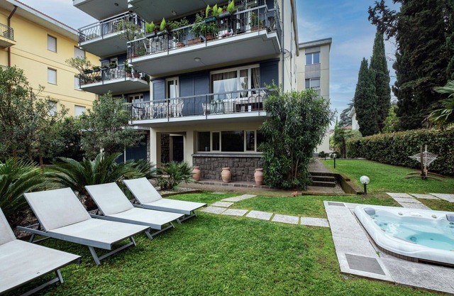 Lovely apartment for 6 people with WIFI, hot tub, sauna, A/C, TV and terrace, close to Sirmione
