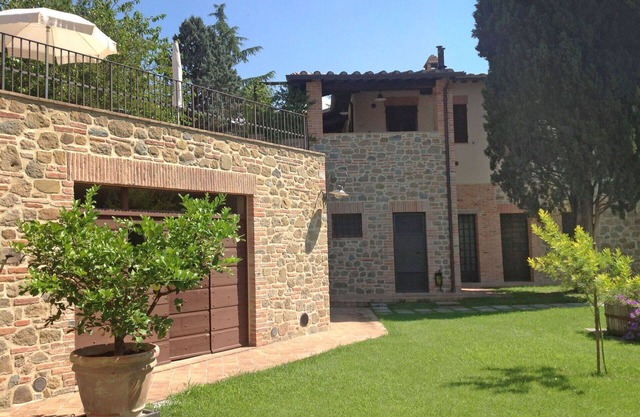 Lovely apartment in villa for 4 guests with A/C, pool, WIFI, TV and terrace