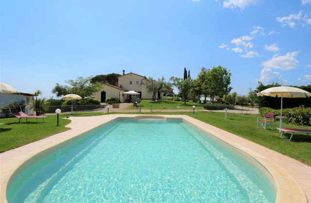 Lovely apartment in villa for 4 guests with pool, WIFI, TV, terrace and pets allowed