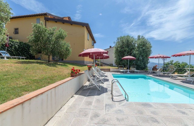 Lovely apartment for 6 people with pool, WIFI, A/C, TV, pets allowed and panoramic view