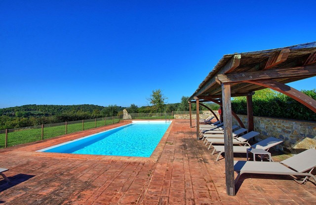 Lovely apartment for 2 people with A/C, pool, TV and panoramic view, close to Siena