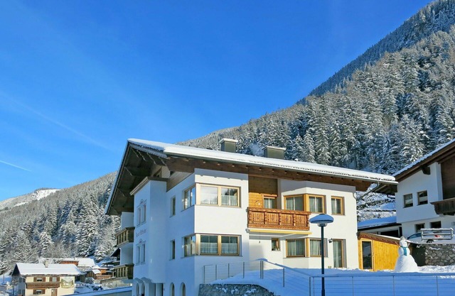 Lovely apartment for 13 people with WIFI, TV and balcony
