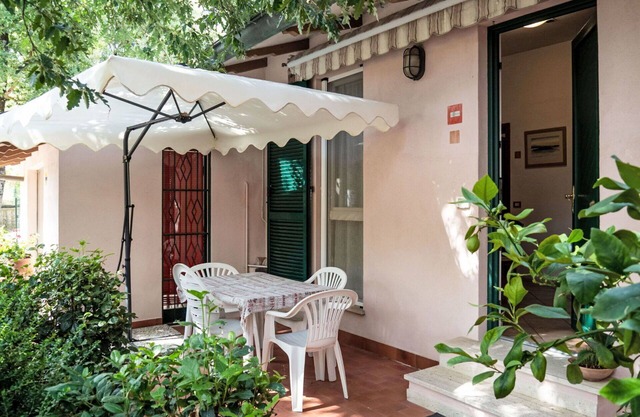Lovely apartment for 4 guests with A/C, WIFI, pool, TV, patio and pets allowed